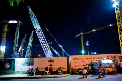 Dinner by the lights of the pivoting cranes
